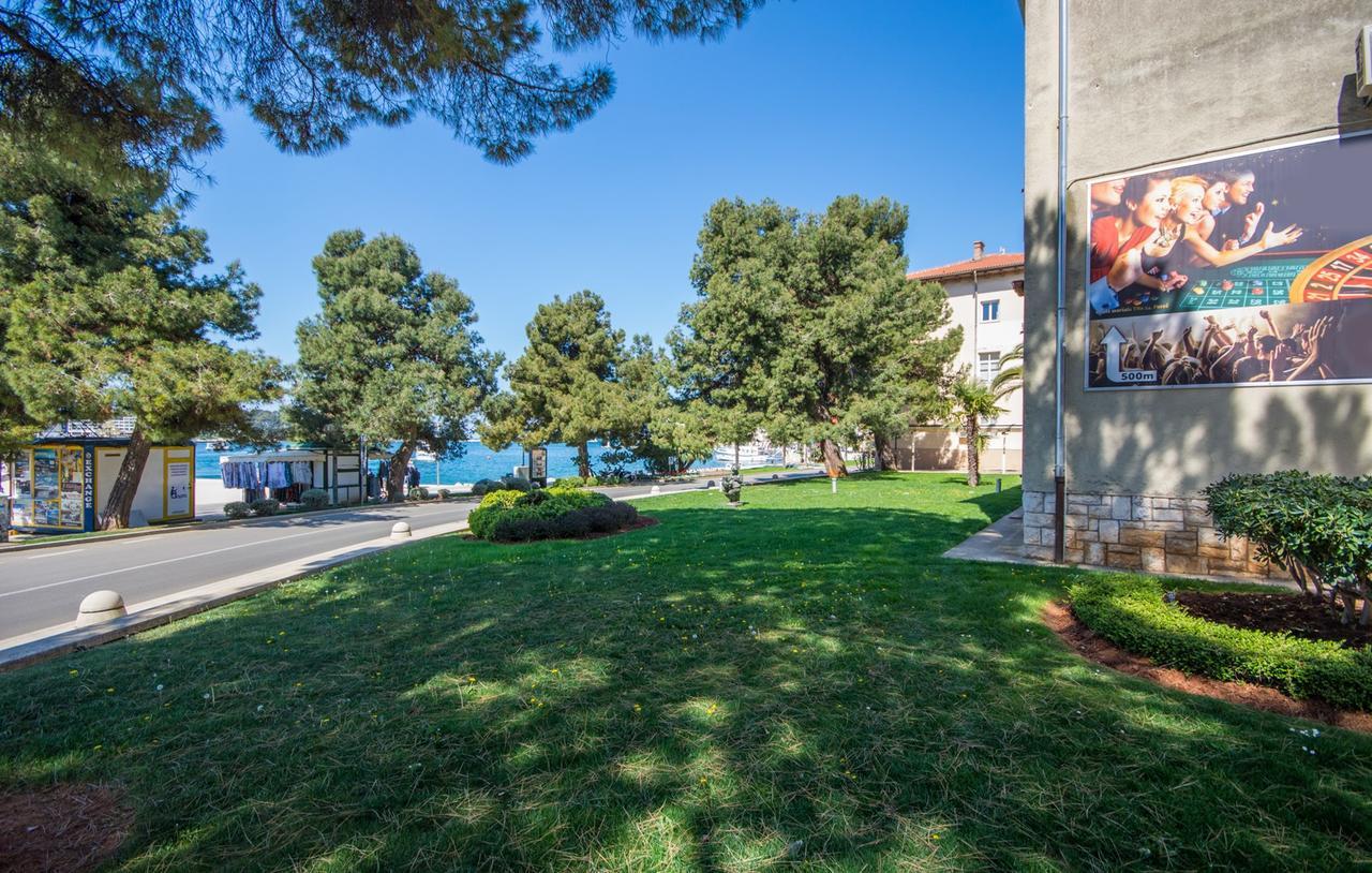 Apartment Riva Porec Esterno foto