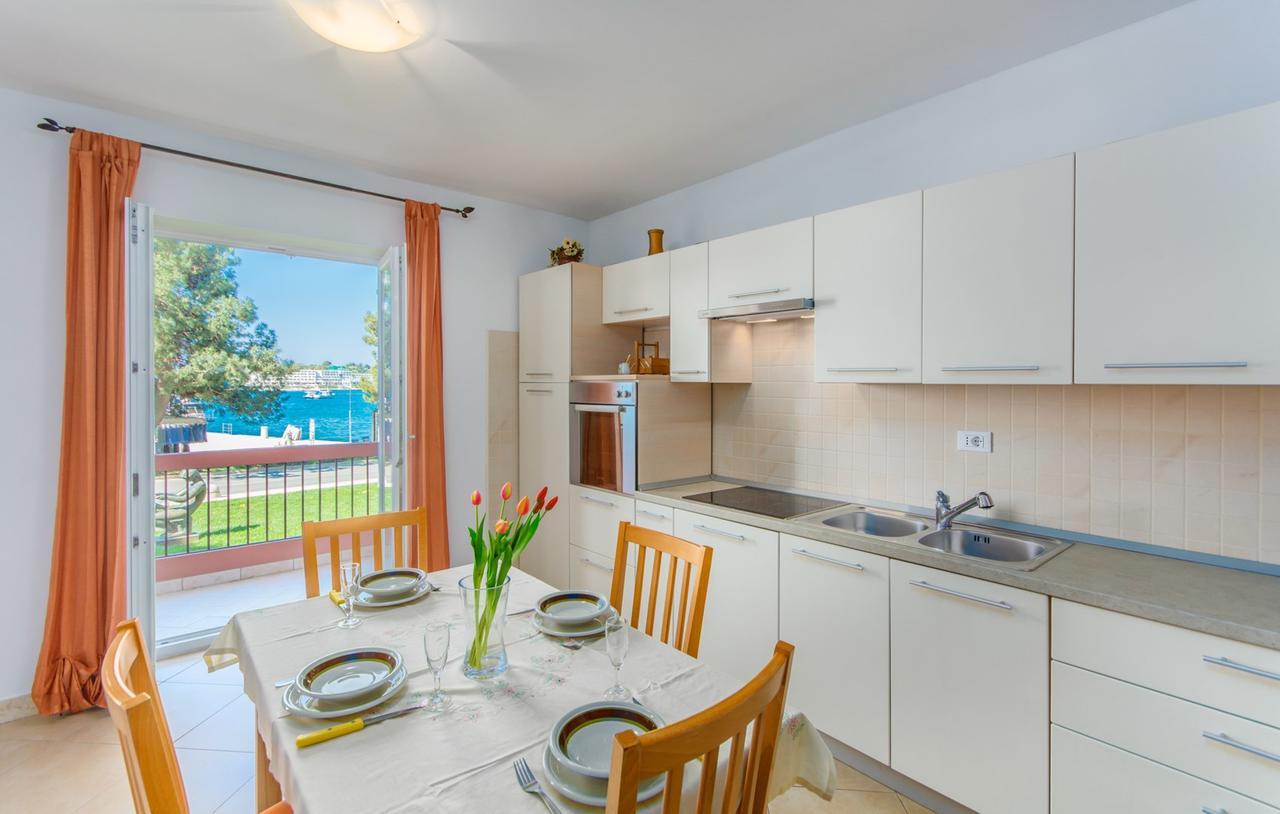 Apartment Riva Porec Esterno foto